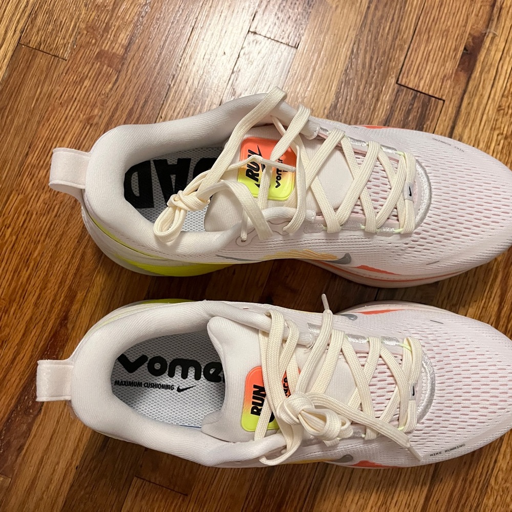 Nike Vomero 18 in Metallic Silver